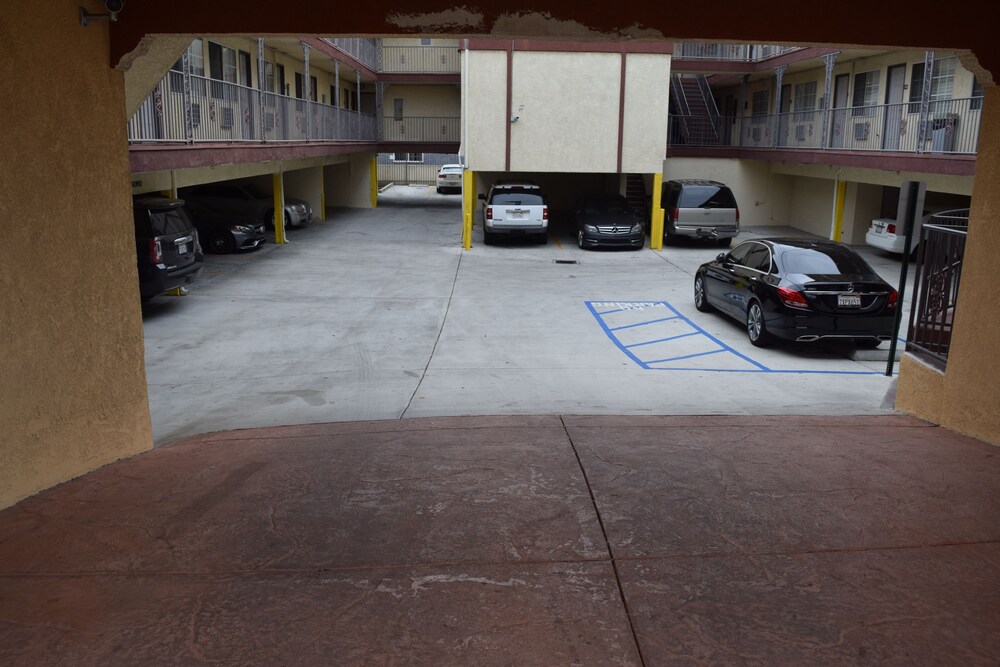 Deluxe Inn Hawthorne - photo 30