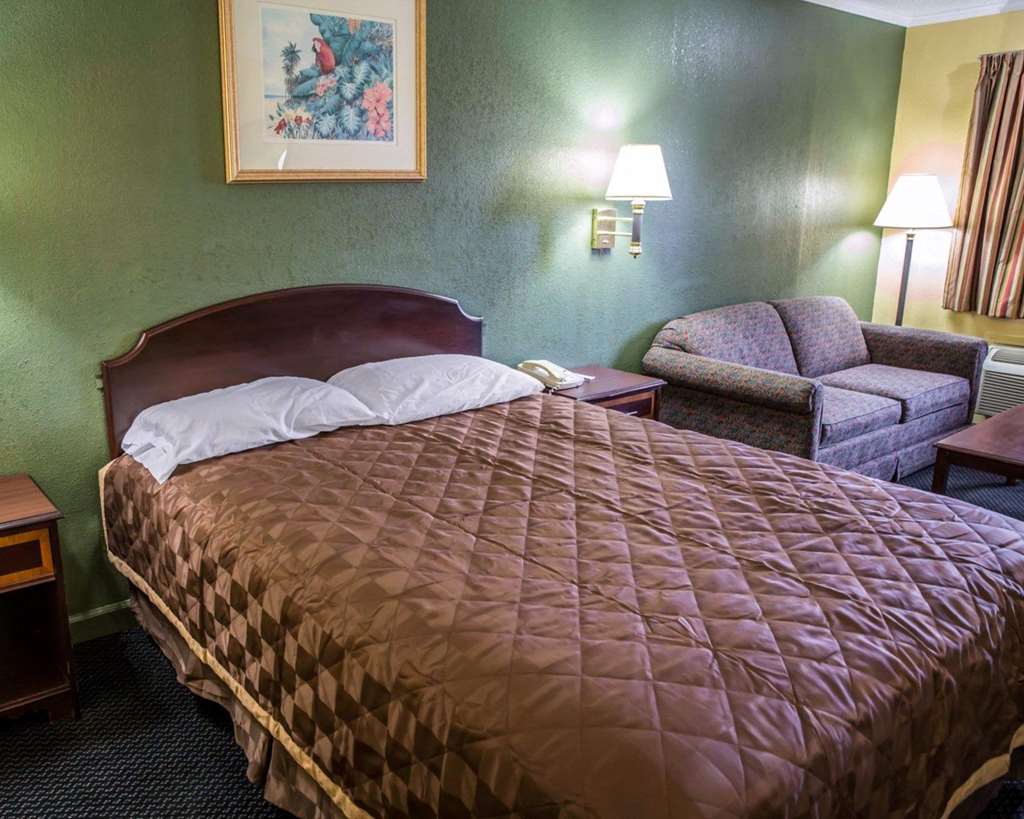 Rodeway Inn & Suites Plymouth Hwy 64 - photo 14
