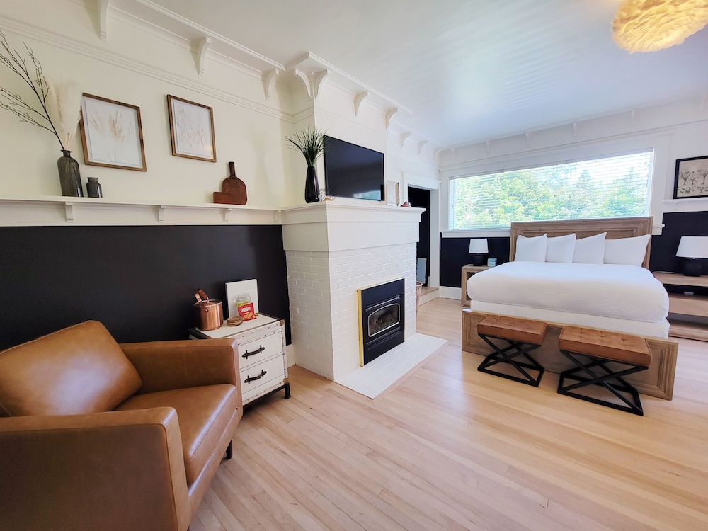 Historic GG Barnum Mansion by Heirloom Boutique Collection - photo 16
