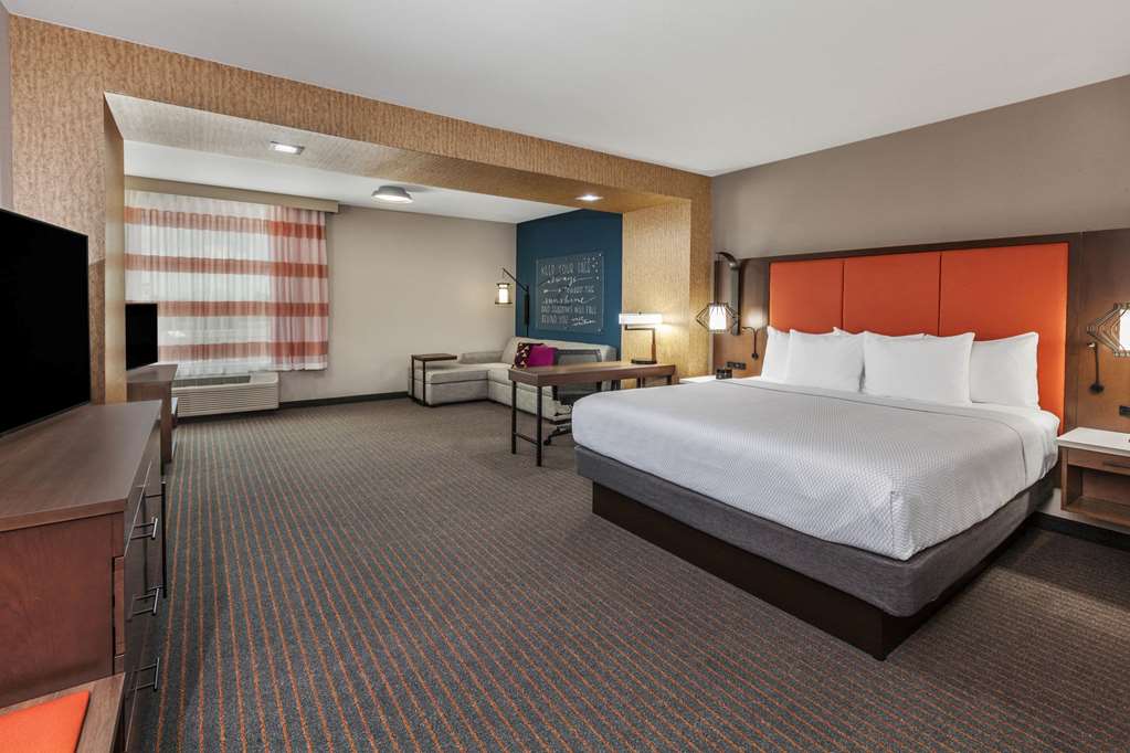 La Quinta Inn & Suites by Wyndham Houston East at Sheldon Rd - photo 17