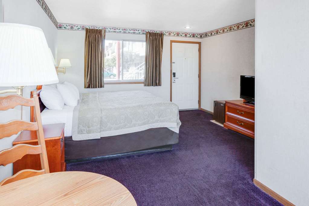 Super 8 by Wyndham Mackinaw City Beachfront Area - photo 7