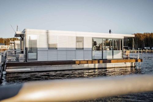 Hausboot Krosse Krabbe LP6 — hotel in Kroeslin