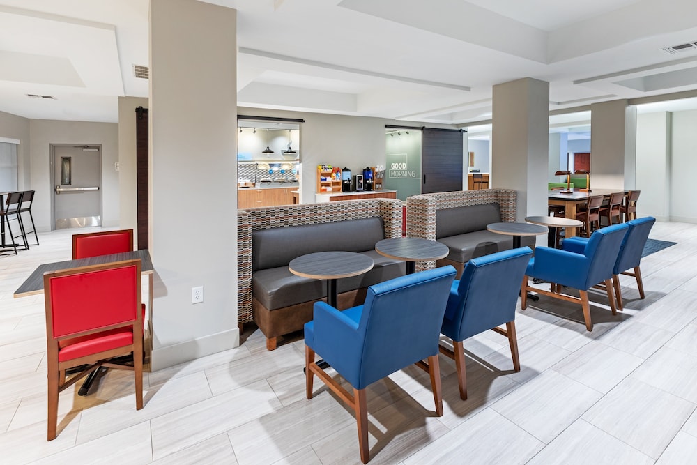 Holiday Inn Express & Suites West by IHG - photo 31