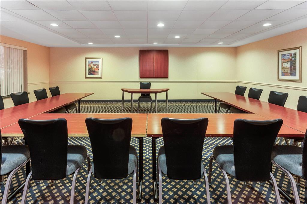 La Quinta Inn & Suites by Wyndham Milwaukee SW New Berlin - photo 17