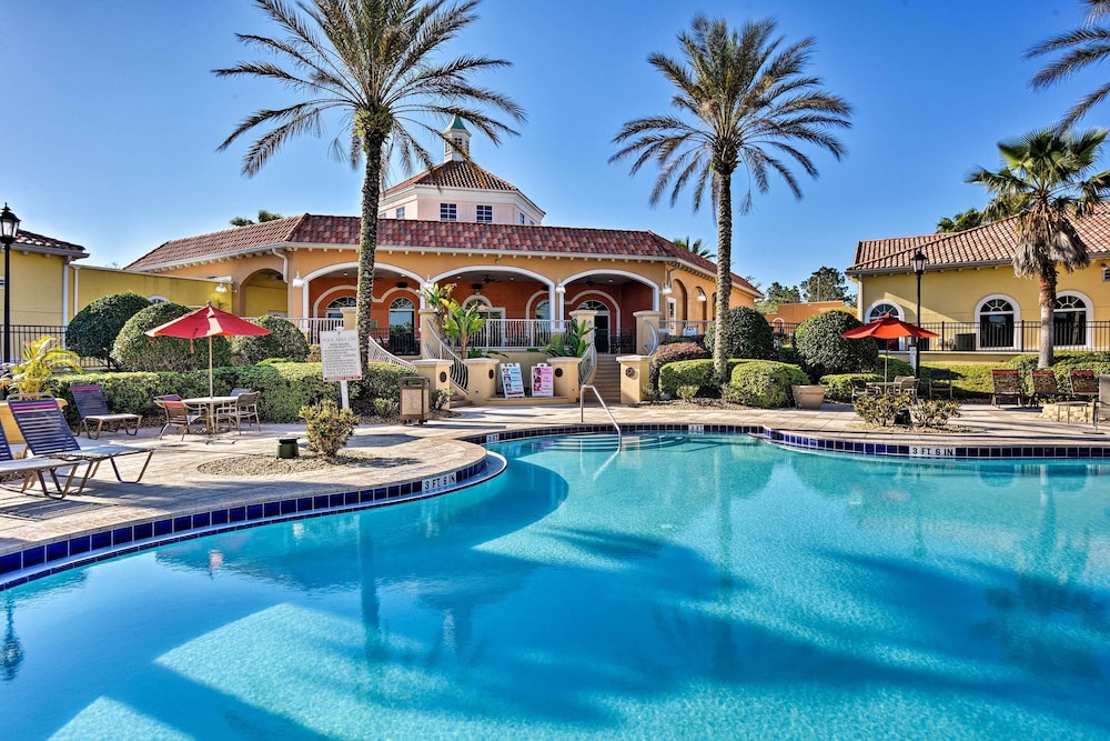 Resort Pool & Arcade: Family Townhome in Davenport — 4-Star Luxury Hotel in Davenport, United States