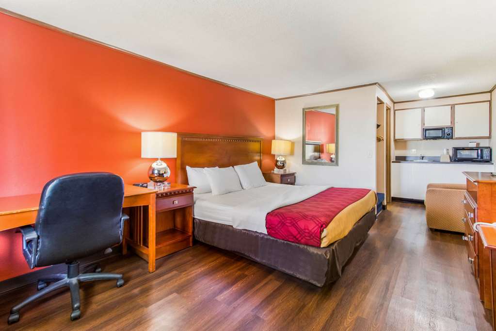 Econo Lodge Norwalk - photo 16