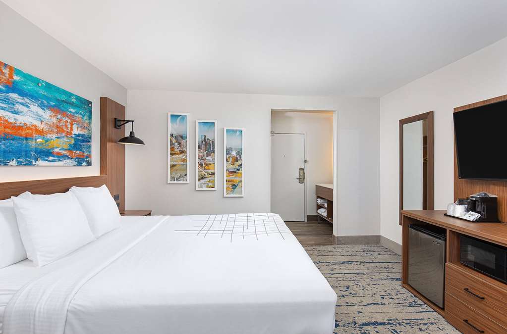 La Quinta Inn & Suites by Wyndham Nashville Airport - photo 13