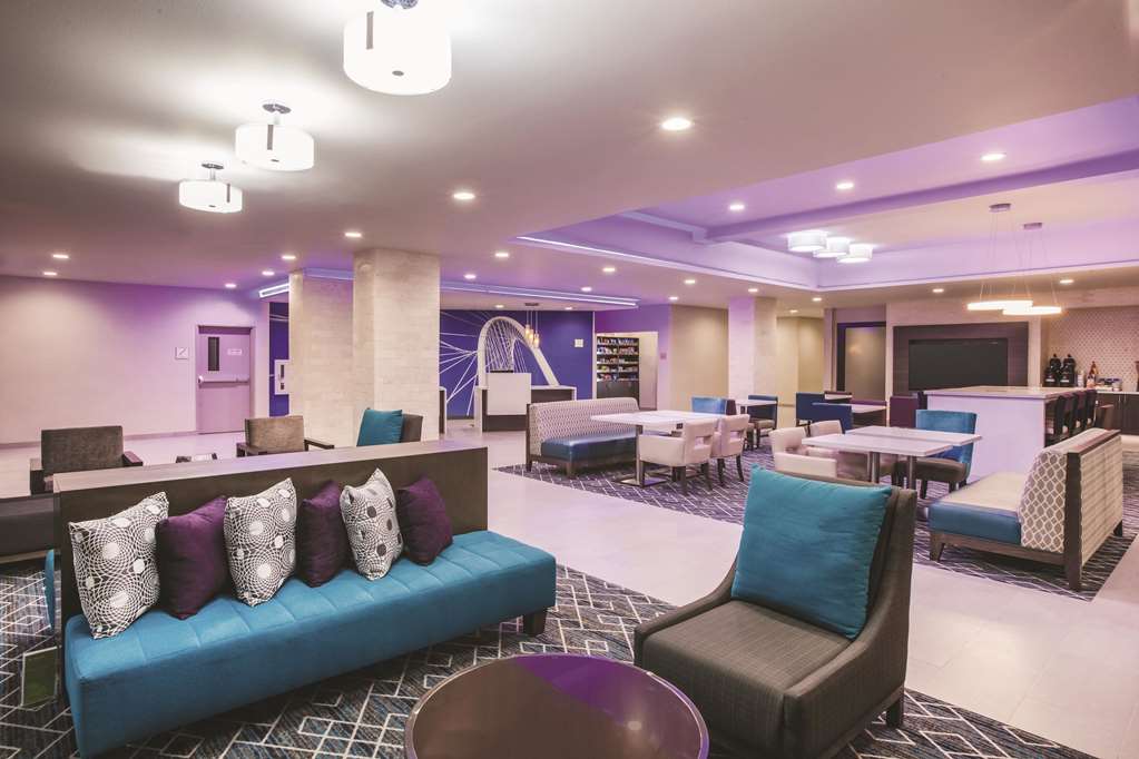 La Quinta Inn & Suites by Wyndham Dallas Northeast Arboretum - photo 4