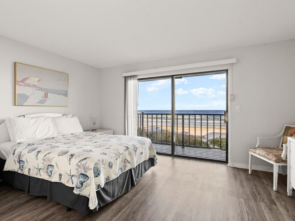 Yellow Sunshine Oceanfront Townhouse Private Balcony — 4-Star Luxury Hotel in Ponce Inlet, United States