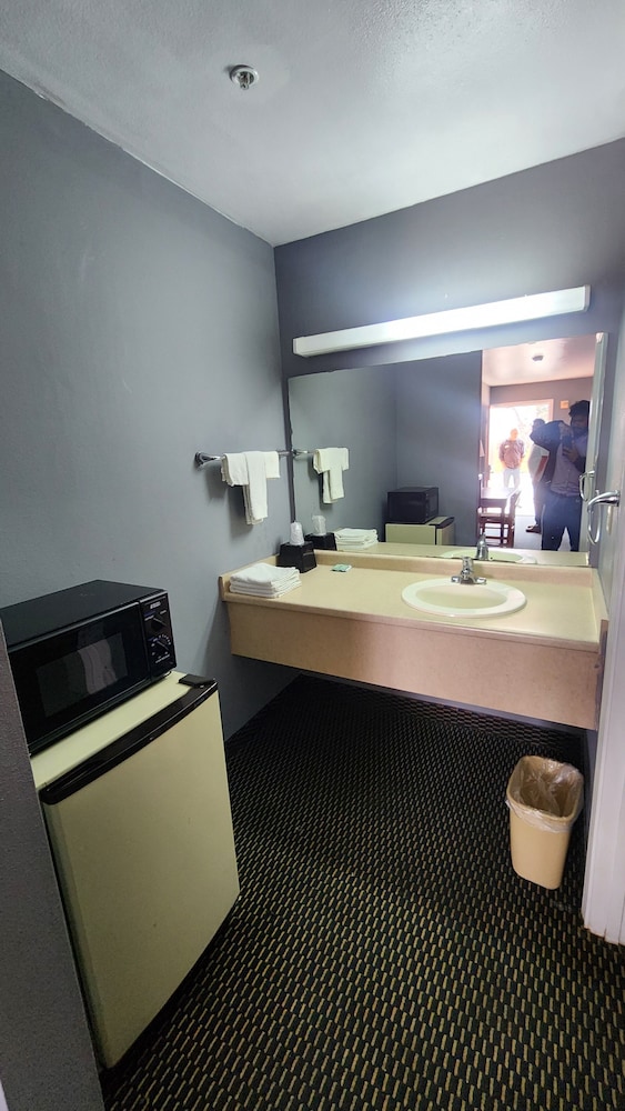 Benbrook Inn & Suites - photo 26