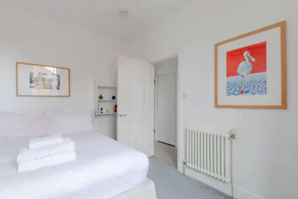 Beautifully Designed 2BD House by Queen's Park — 4-Star Luxury Hotel in London, United Kingdom