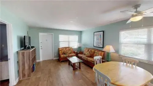 1br 1b Beach View King Surf Song #333 — 4-Star Luxury Hotel in Saint Pete Beach, United States