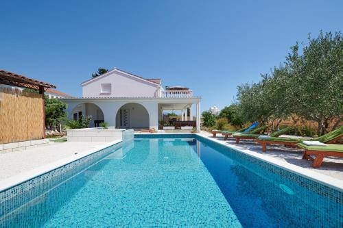 Villa Katja Kastela — 4-Star Luxury Hotel in Kastel Stafilic, Croatia