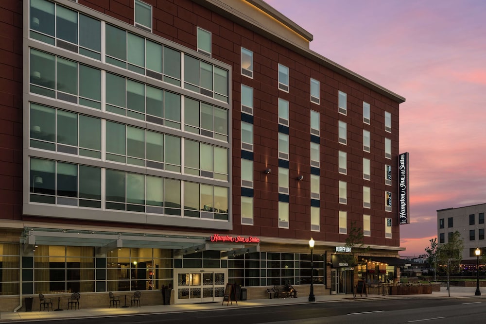 Hampton Inn & Suites Fort Wayne Downtown - photo 46