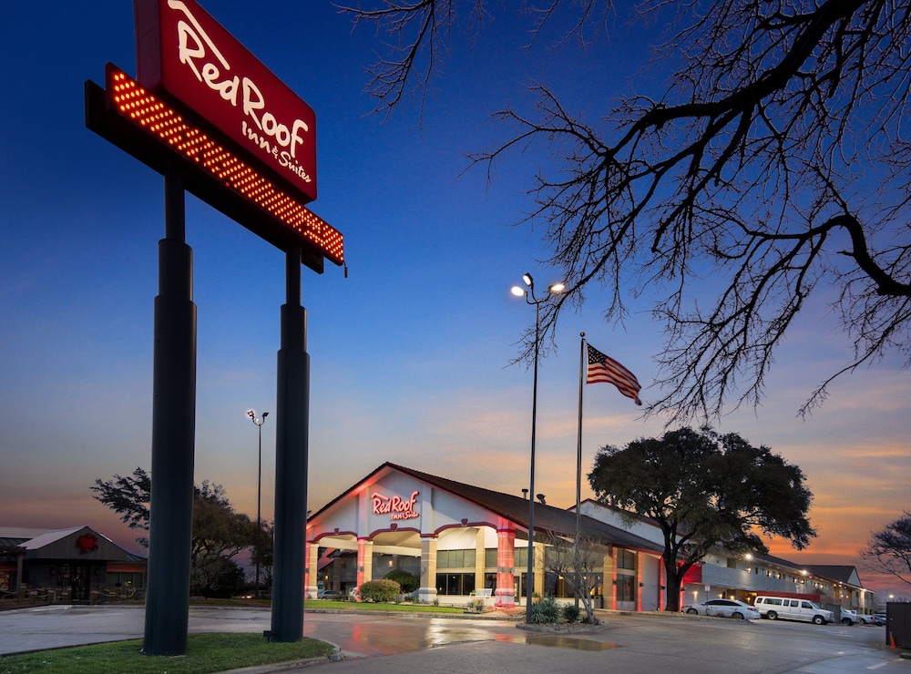 Red Roof Inn & Suites Irving DFW Airport South in Irving, United States