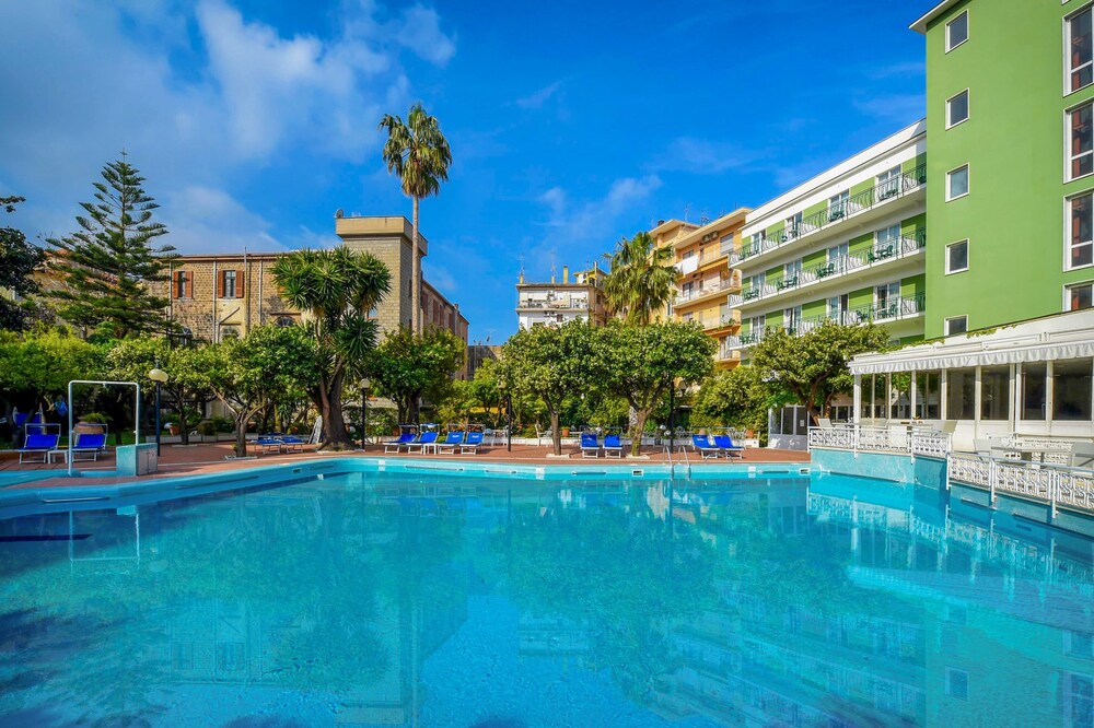 Hotel Carlton International