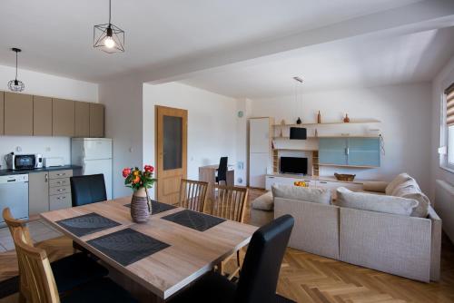 Seasons apartmani — 4-Star Luxury Hotel in Osijek, Croatia