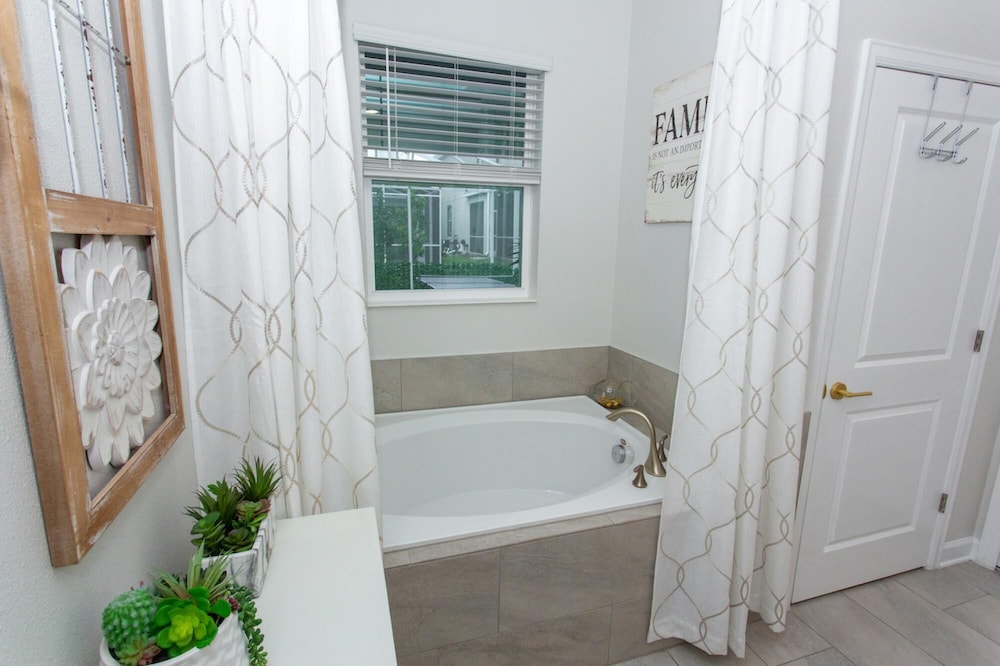 Magical Muggle Mansion Pool & Spa Sleeps 23 - photo 48