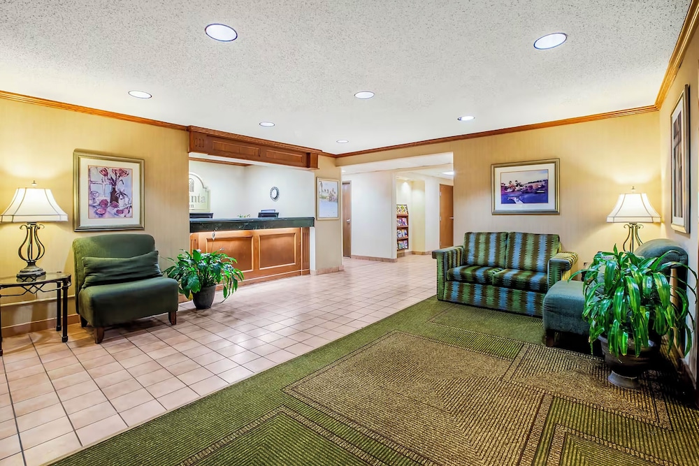Norwood Inn and Suites Detroit - photo 3