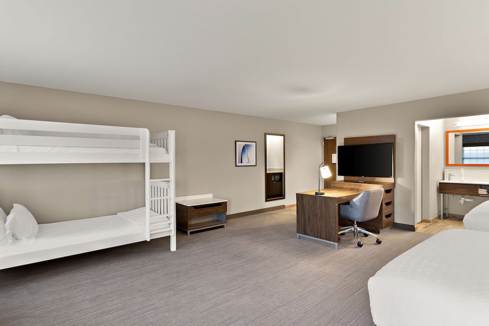 Hampton Inn & Suites by Hilton Petoskey - photo 16
