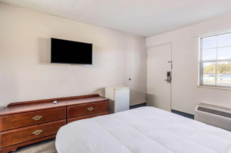 Rodeway Inn - photo 11