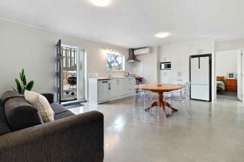 Barefoot Breeze Waihi Beach Holiday Home — 4-Star Luxury Hotel in Waihi Beach, New Zealand