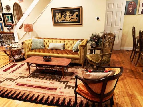 MASSiVE Bohemian Oasis in Philly 5 Bdrm Sleeps 12 — 4-Star Luxury Hotel in Philadelphia, United States