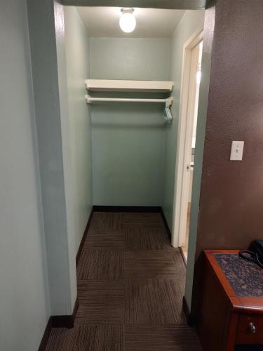 Economy Inn Richmond - photo 9