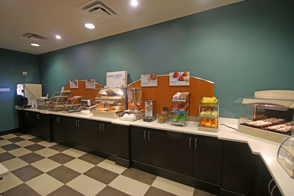 Holiday Inn Express & Suites Charlotte North by IHG - photo 15