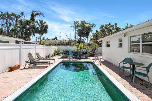 Beautiful pool home in the historic village of Longboat Key Close to beach — 4-Star Luxury Hotel in Longboat Key, United States