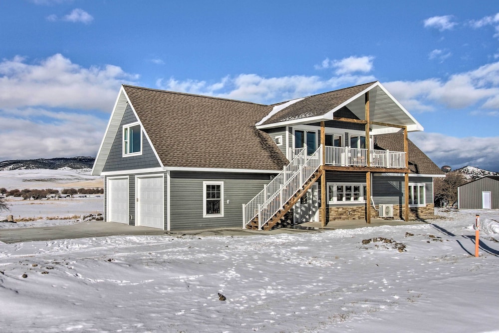 Rural White Sulphur Springs Getaway w Deck — hotel in White Sulphur Springs