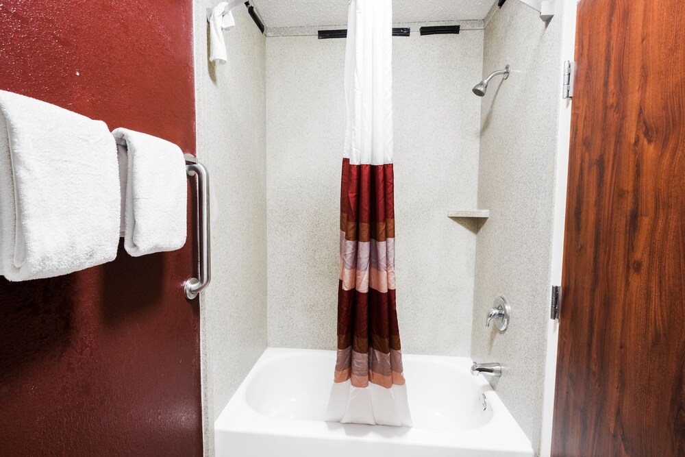 Red Roof Inn & Suites Savannah Gateway - photo 17