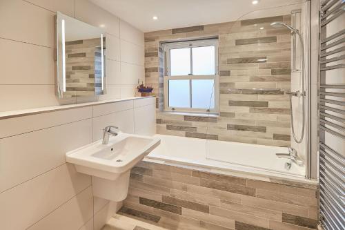 Columbo Cottage — 4-Star Luxury Hotel in Whitby, United Kingdom