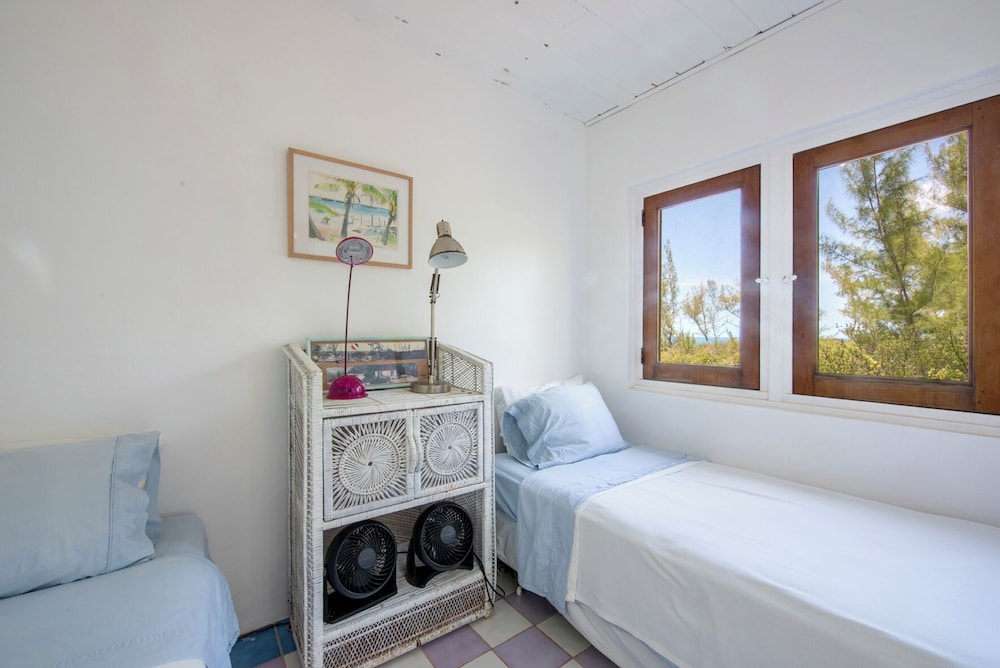 Pink Sands Retreat: Secluded Estate With Pool in Governor's Harbour, Bahamas