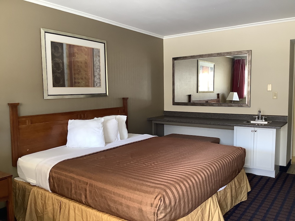 Silver Spur Vintage Inn & Suites - photo 11