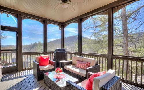 Camp Paws Beautiful mountain views in Big Canoe — 4-Star Luxury Hotel in Jasper, United States