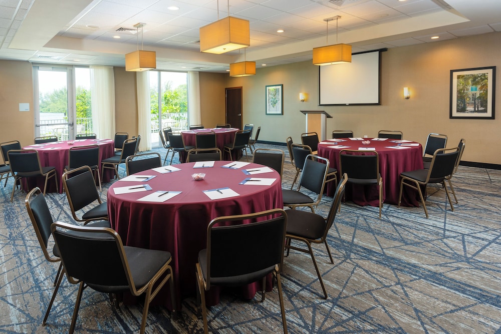 Holiday Inn Express Miami Airport Blue Lagoon Area by IHG - photo 43