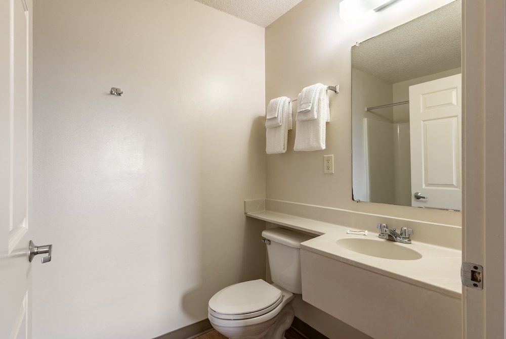 HomeTowne Studios & Suites by Red Roof Charlotte Concord - photo 12