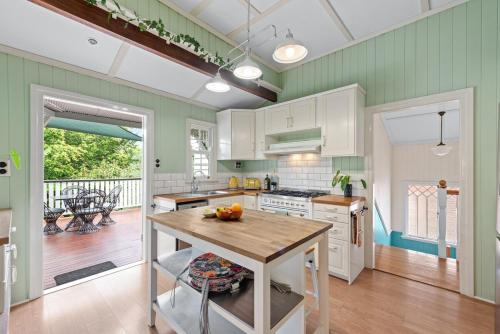 A Colourful Life 4Bed 2Bath 1Car Queenslander in Brisbane, Australia