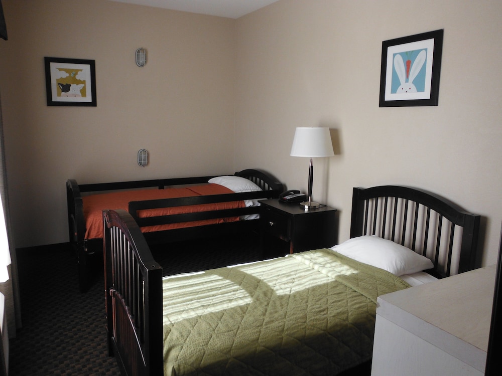Holiday Inn Express & Suites Clinton - photo 2