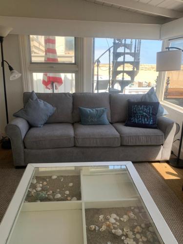 1002 E Oceanfront in Newport Beach, United States