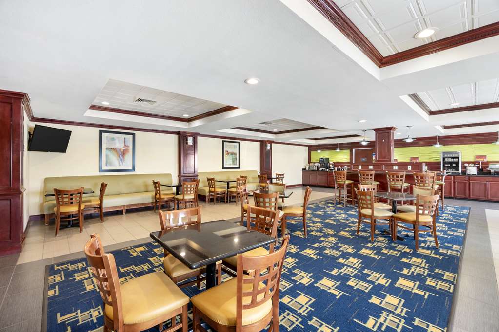 Best Western Plus Pratt - photo 10