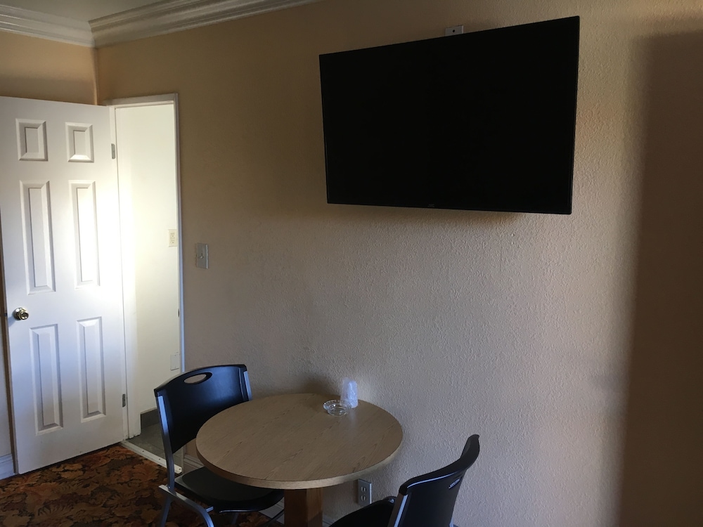 Satellite Motel - photo 9