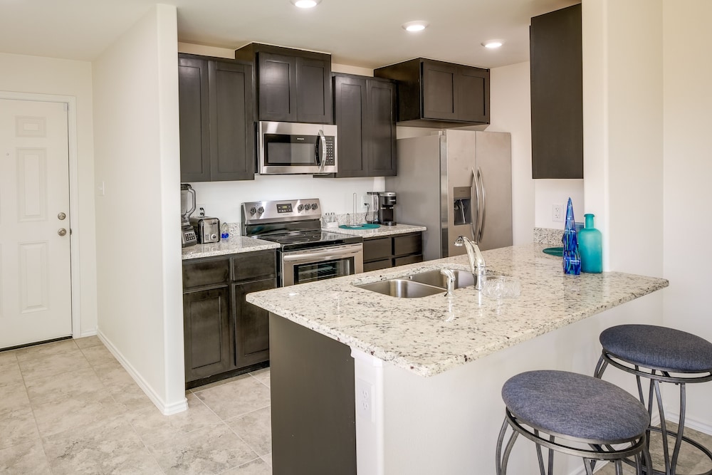 Luxurious Laredo Getaway Unwind in Style - photo 12
