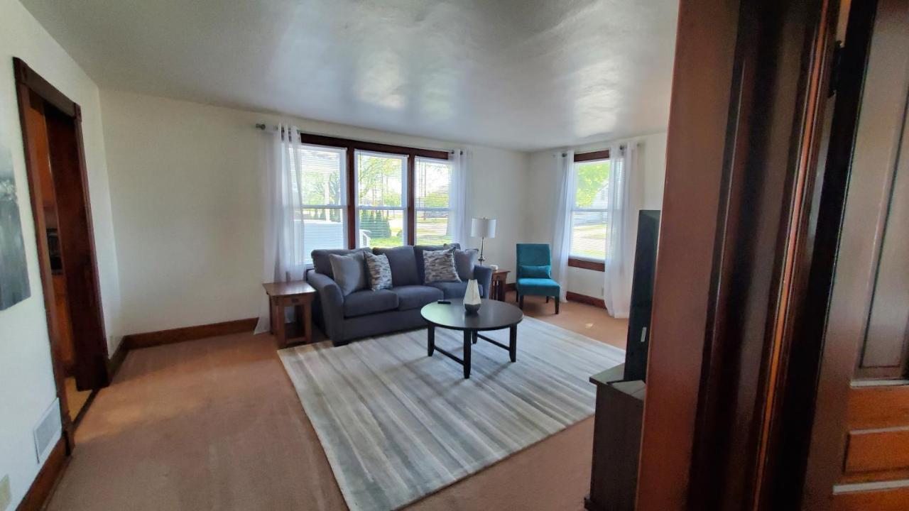 Fully Furnished 2 Bed 1 Bath Downtown Appleton — Appleton — photo 3