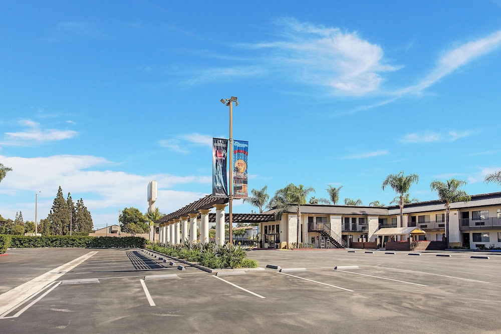 Stanford Inn & Suites Anaheim - photo 23