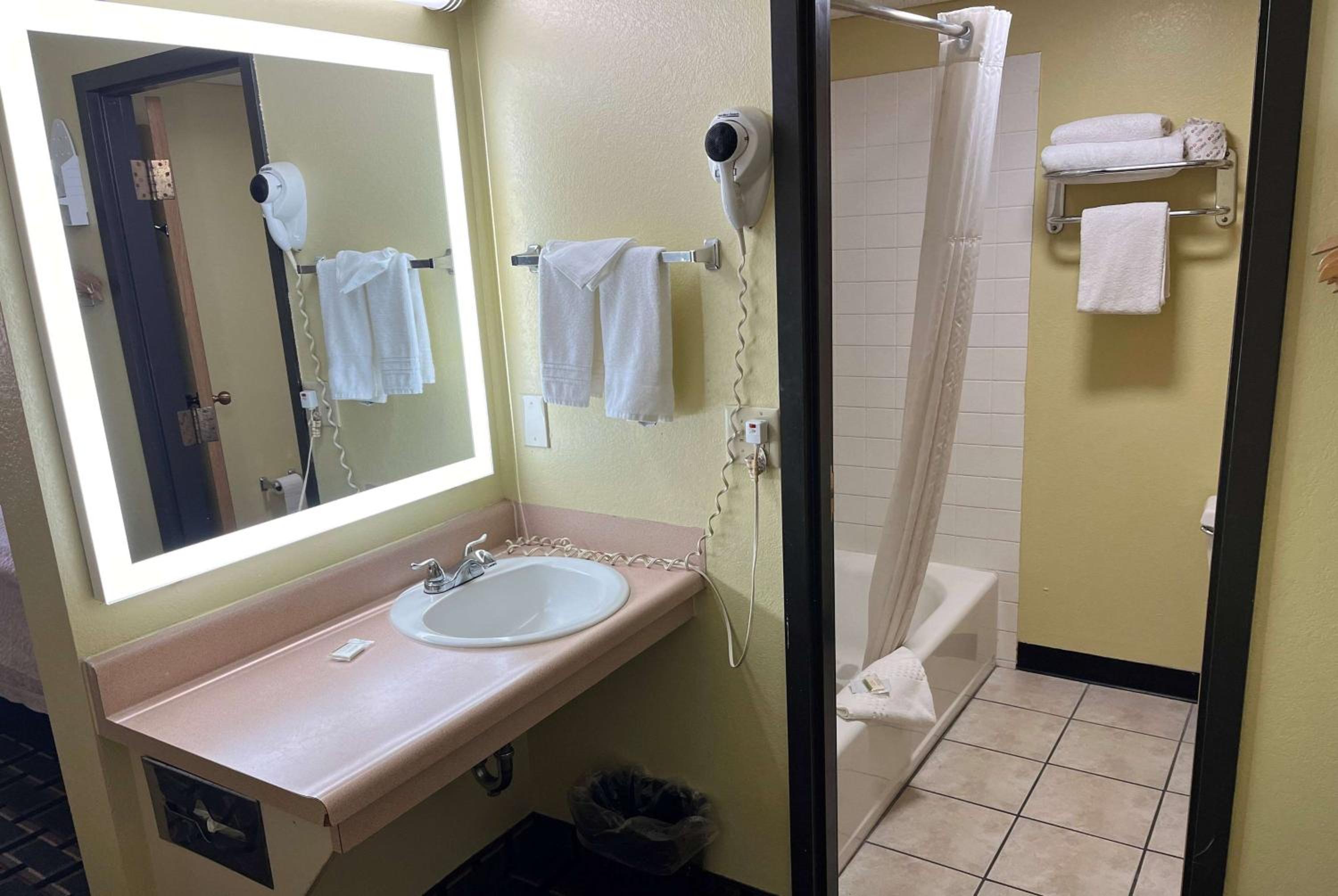 Days Inn by Wyndham Park City Kansas - photo 23