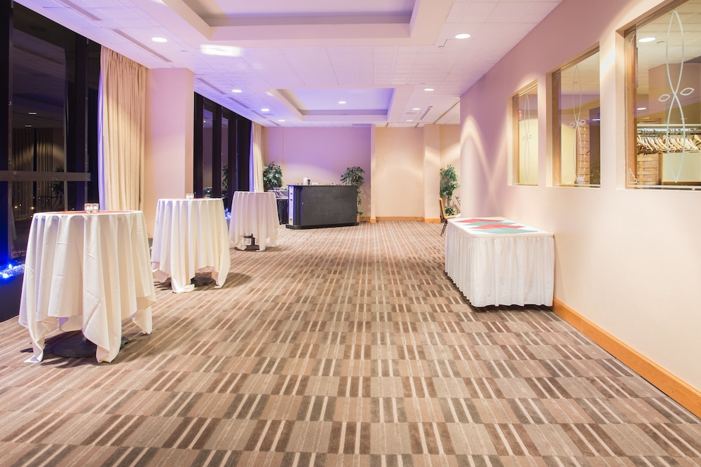 Holiday Inn & Suites Pittsfield Berkshires by IHG - photo 46
