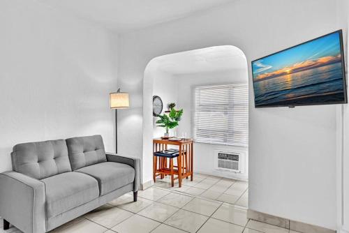 Downtown Hollywood Beach Blvd Studio Getaway — 4-Star Luxury Hotel in Hollywood, United States
