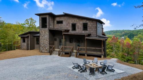 Vacay Chalet Luxury Cabin in North Georgia Floor To Ceiling Stone Fireplace Professionally Decorated Designer Furnishings — 4-Star Luxury Hotel in Blue Ridge, United States